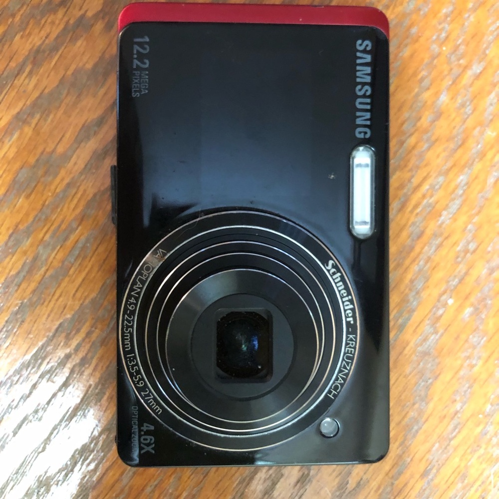 Samsung, TL 220, 12.2 MP, 4.6 X optical zoom with battery and charger.